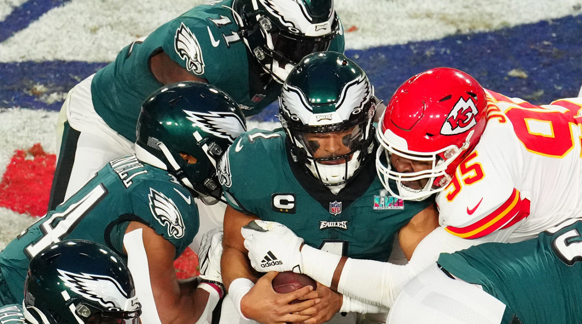 Kansas Cityh Chiefs defensive end Chris Jones sacks Eag;es quarterback Jalen Hurts in Super Bowl LVII.